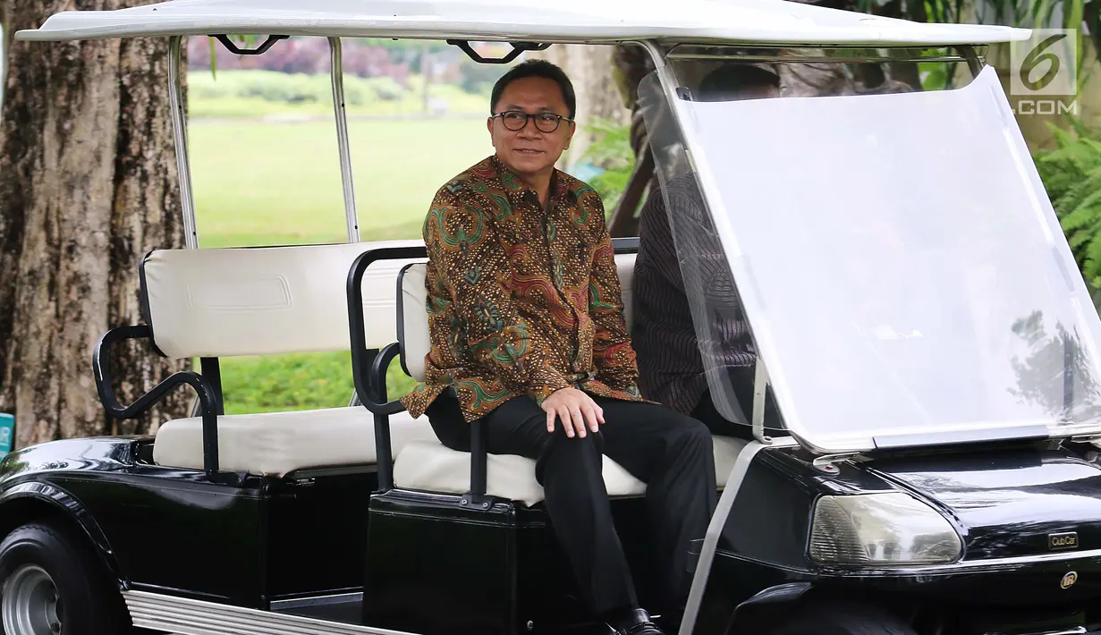 Ketua MPR Zulkifli Hasan menaiki mobil golf untuk meninggalkan Kompleks Istana Kepresidenan, Jakarta, Selasa (18/7). Zulkifli melakukan pertemuan tertutup dengan Presiden Joko Widodo (Jokowi) untuk membicarakan berbagai isu. (Liputan6.com/Angga Yuniar)