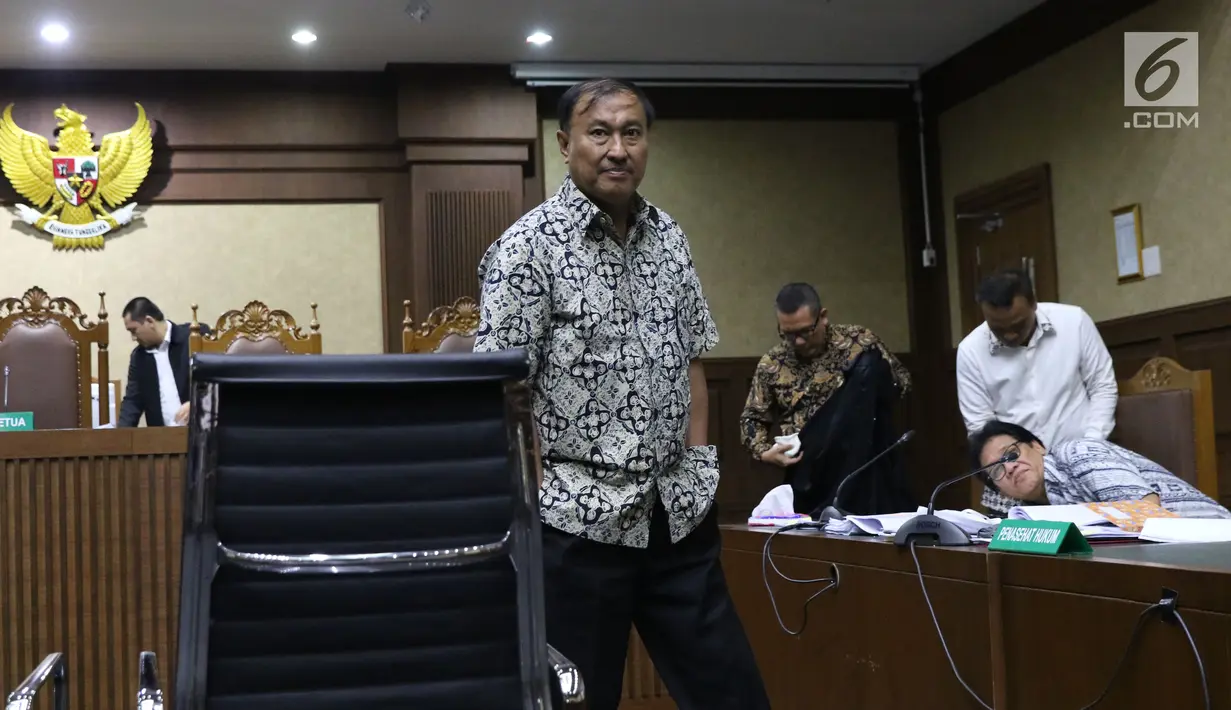 Tersangka kasus dugaan korupsi e-KTP, Markus Nari saat jeda menjadi saksi pada sidang lanjutan dugaan korupsi E-KTP  dengan terdakwa Irvanto H Pambudi dan Made Oka Masagung di Pengadilan Tipikor, Jakarta, Selasa (25/9). (Liputan6.com/Helmi Fithriansyah)