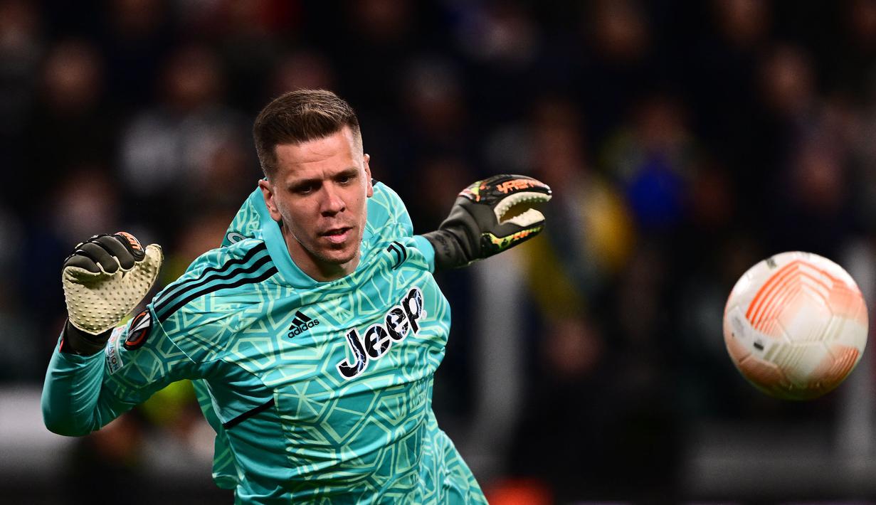 Kiper Juventus, Wojciech Szczesny berusaha menghalau bola saat pertandingan leg pertama perempat final Liga Europa 2022/2023 melawan Sporting CP di Allianz Stadium, Turin, Jumat (14/04/2023). (AFP/Marco Bertorello)