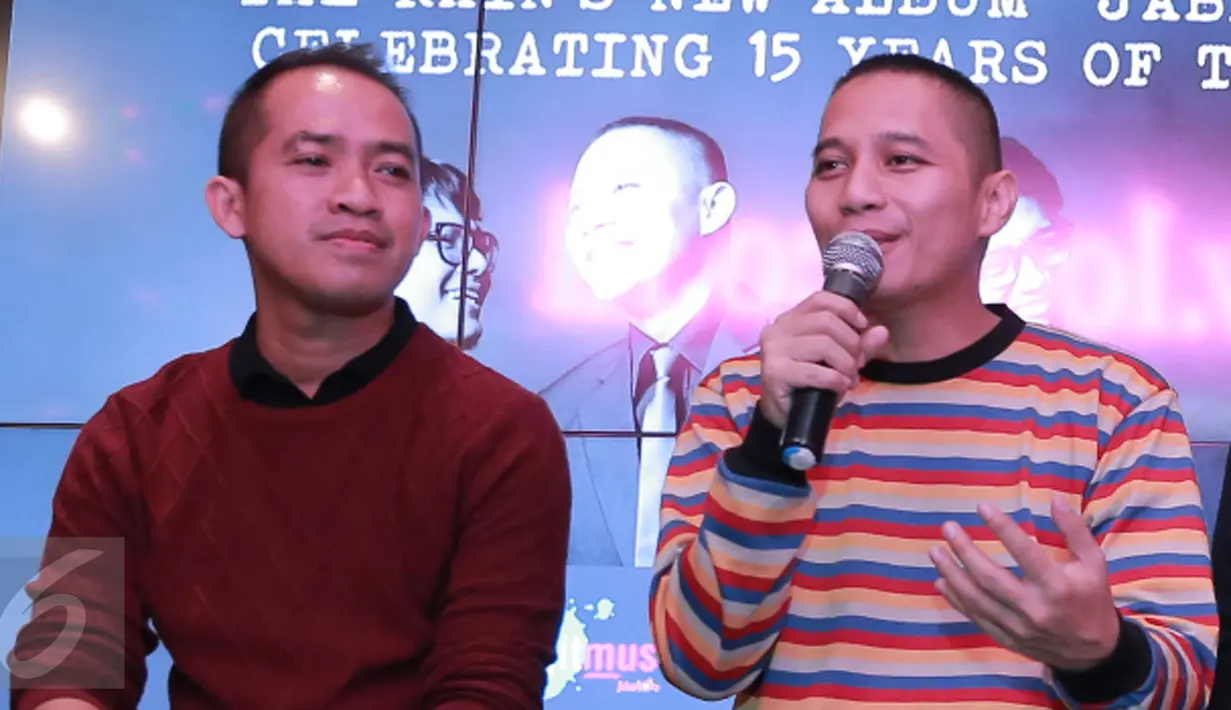 Vokalis Band The Rain Indra Prasta (kanan) memberikan keterangan pers saat rilis album ke-6 The Rain, Jakarta, Rabu (14/9). The Rain menamakan album keenam mereka "Jabat Erat".(Liputan6.com/Herman Zakharia)