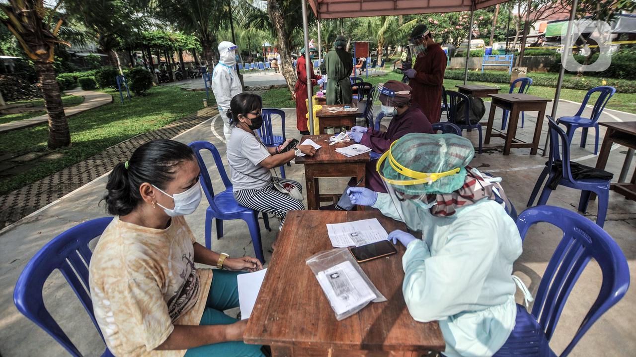 FOTO: 22 Orang Positif COVID-19, Warga Zona Merah Kayu Putih Jalani Tes PCR