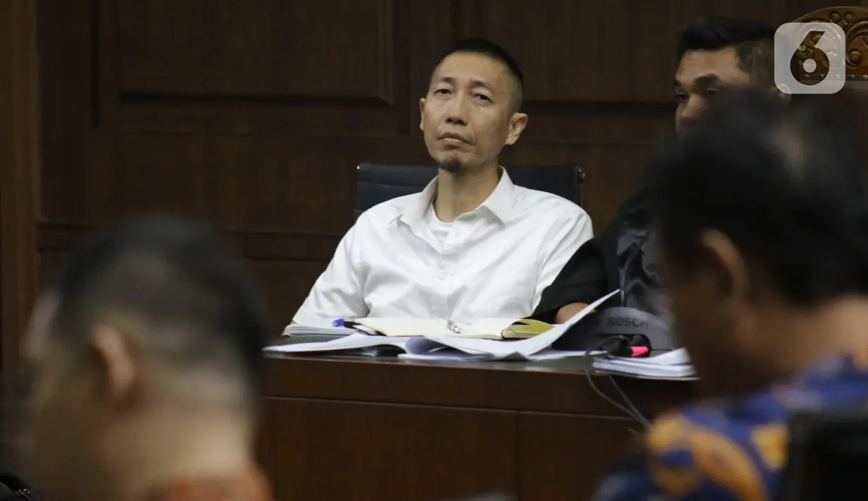 Terdakwa kasus dugaan suap kepada Asisten Pidana Umum Kejati DKI Jakarta Agus Winoto dan jaksa Kejati DKI Jakarta Arih W Suranta, Sendy Pericho (baju putih) menyimak keterangan saksi saat sidang lanjutan di Pengadilan Tipikor Jakarta, Senin (14/10/2019). (Liputan6.com/Helmi Fithriansyah)