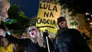Seorang demonstran mengenakan kostum Batman saat mengikuti aksi protes di Rio de Janeiro, Brasil (3/4). Luiz Inacio Lula da Silva dijatuhi hukuman penjara hampir 10 tahun karena terbukti melakukan korupsi dan menerima suap. (AP / Silvia Izquierdo)