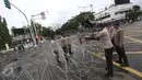 Aparat kepolisian memasang kawat berduri di sekitar Istana Negara, Jakarta, Jumat (31/3). Kawat berduri tersebut dipasang untuk mengantisipasi ricuh aksi 31 Maret. (Liputan6.com/Immanuel Antonius)