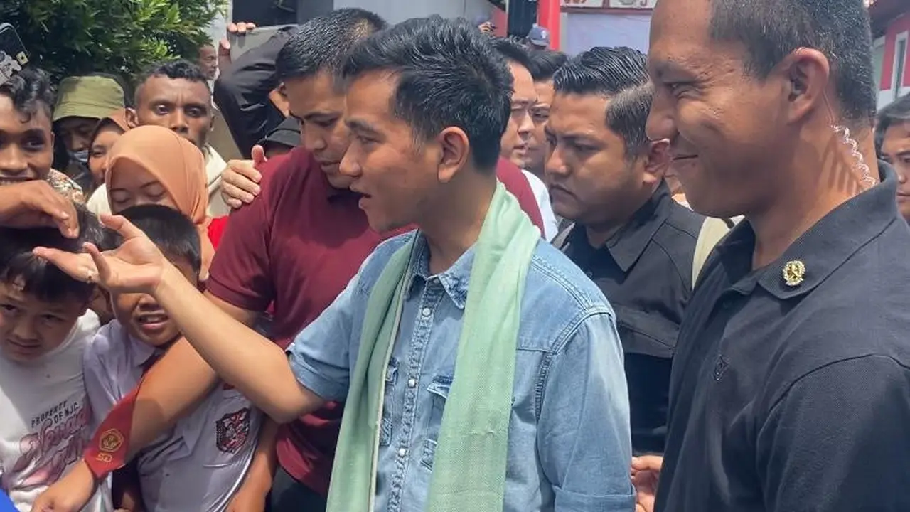 Gibran Rakabuming Raka kampanye ke Ibu Kota. Dia mengunjungi permukiman di Warakas, Jakarta Utara, Selasa (16/1/2024)