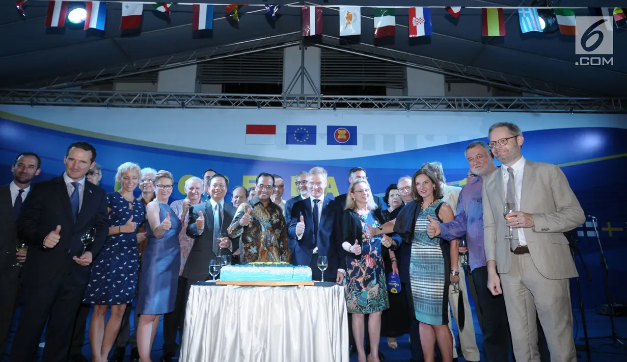 Menteri Perhubungan, Budi Karya Sumadi (tengah) bersama para duta besar berfoto bersama pada perayaan Europe Day 2018 di Jakarta, Rabu (9/5). Selain Menhub, Menlu Retno Marsudi turut hadir dalam acara tersebut. (Liputan6.com/Helmi Fithriansyah)