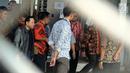 Terpidana kasus korupsi proyek KTP elektronik (E-KTP), Setya Novanto berjalan menuju mobil tahanan dari Rutan KPK, Jakarta, Jumat (4/5). Jelang eksekusi ke Lapas Sukamiskin, Bandung, Setya Novanto tampak semringah. (Merdeka.com/Dwi Narwoko)