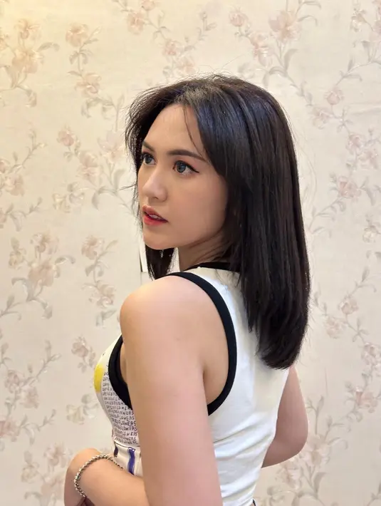 Keduanya sama-sama cantik dan fotogenik. Happy sebagai penyanyi juga kerap unggah foto layaknya seorang model. [Instagram/happy_asmara77]