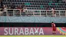 Pemain Timnas Indonesia U-17, Amar Brikic memberikan penhormatan kepada penonton setelah laga kedua Grup A Piala Dunia U-17 2023 melawan Timnas Panama U-17 di Stadion Gelora Bung Tomo (GBT), Surabaya, Senin (13/11/2023). (Bola.com/Bagaskara Lazuardi)