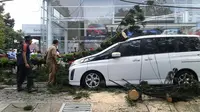 Pohon tumbang di Bogor timpa mobil (Liputan6.com/ Achmad Sudarno)