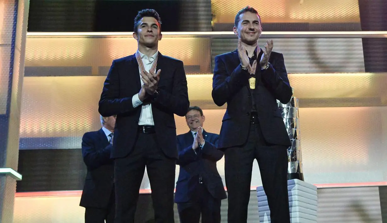 Jorge Lorenzo (kanan) dan Marc Marquez saat tampil FIM Awards di Palacio de Congresos, Spanyol, Minggu(8/11/2015.  (Motogp.com)