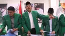 Ketum DPP PPP Djan Faridz bersama pengurus partai usai memberikan keterangan tentang putusan MK terkait membolehkannya pencantuman aliran kepercayaan pada kolom agama di KTP di kantor DPP PPP, Jakarta, Selasa (14/11). (Liputan6.com/Angga Yuniar)