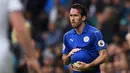 4. Christian Fuchs. Pemain asal Austria ini sempat bermain di Schalke pada 2011 dan hijrah ke Leicester City pada 2015 dan membawa Leicester City merebut trofi Premier League musim 2015/16. Kelihaiannya melakukan lemparan ke dalam dimulai saat masih berseragam Schalke. (AFP/Oli Scarff)