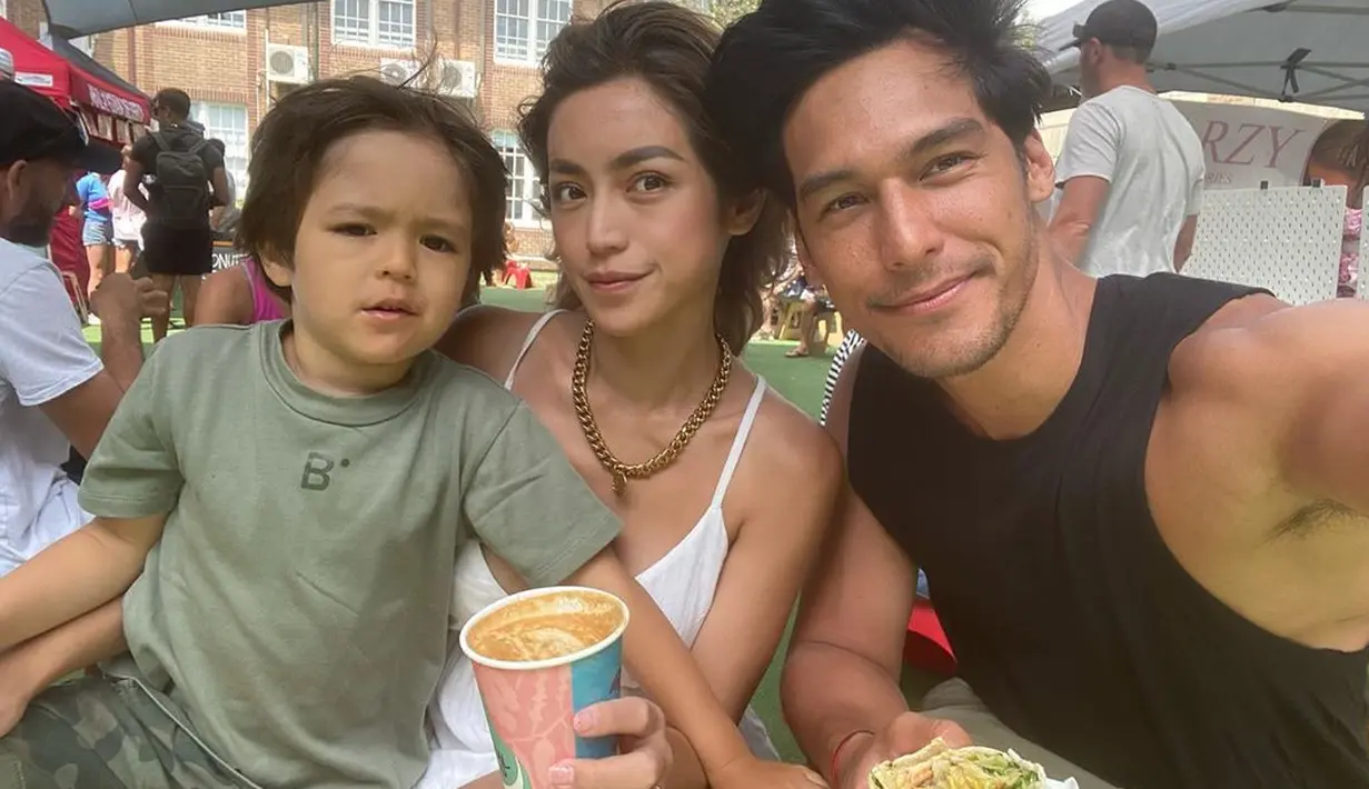 "Aku sangat bersyukur bisa berbagi petualangan ini dengan seseorang yang begitu luar biasa dan aku menantikan semua cinta, tawa, dan keajaiban bagi kami! Happy anniversary, cheers love! @richo_kyle #jessgotrich," tutupnya. (Instagram/inijedar)