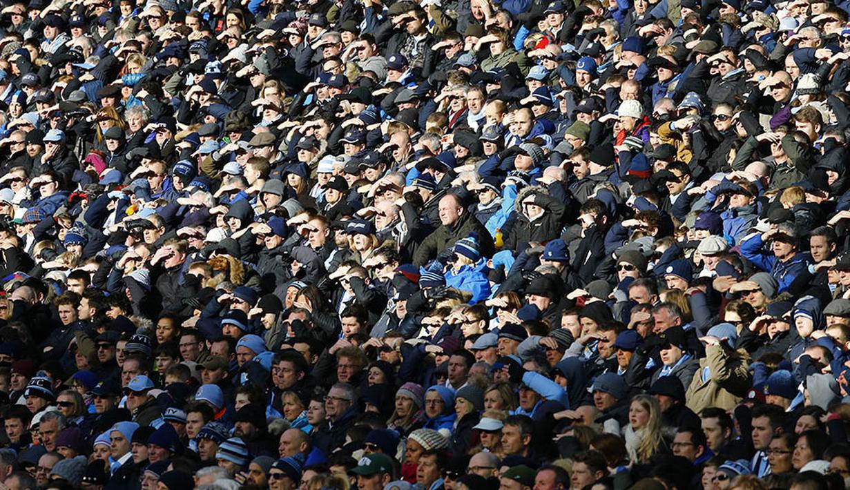 Suasana keramaian supporter Manchester City saat laga melawan Aston Villa. Pada laga selanjutnya City akan menghadapi Norwich. (Reuters/Darren Staples)