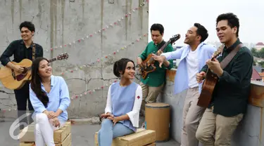 Grup Band The Overtunes bersama Grup Vocal GAC saat pembuatan video klip soundtrack 'Cek Toko Sebelah' di kawasan Cempaka Putih, Jakarta, Selasa (29/11). (Liputan6.com/Herman Zakharia)