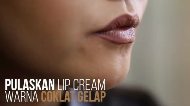 Pulasan lipstk cokelat yang menggoda untuk tampil beda.