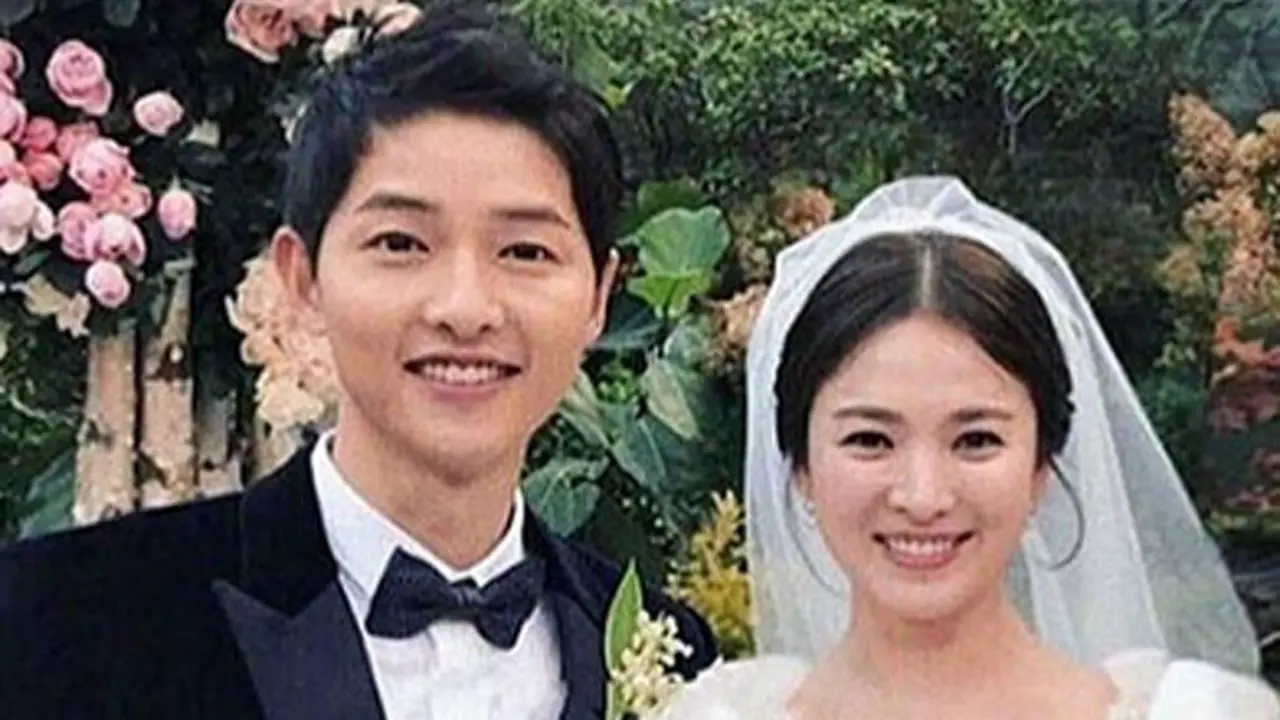 [Bintang] Kemesraan Song Joong Ki dan Song Hye Kyo di Konser IU