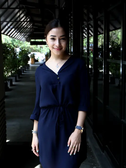 'Kalau curhat ke mama aku. Semuanya, dari kerjaan, love life, semua. Tapi aku memang selalu sama mama, jarang sama selain mama', ujar Niki. (Wimbarsana Kewas/Bintang.com)