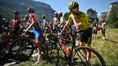 Pembalap UEA Team Emirates sekaligus penyandang Yellow Jersey, Tadej Pogacar sedang menunggu saat regulator balapan menghentikan sementara perlombaan karena demonstrasi perubahan iklim yang menutup rute balapan pada etape ke-10 Tour de France, antara Morzine dan Megeve, di Pegunungan Alpen Prancis, pada 12 Juli 2022. (AFP/Marco Bertorello)