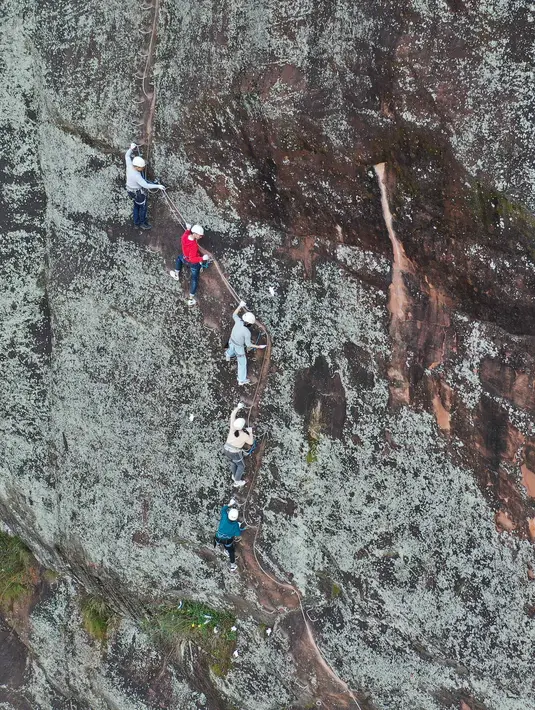 Foto dari udara menunjukkan wisawatan tengah melakukan panjat tebing di taman olahraga luar ruangan di wilayah Cili, Kota Zhangjiajie, Provinsi Hunan, China tengah (15/11/2020). Olahraga luar ruangan pada awal musim dingin menarik banyak pengunjung ke wilayah tersebut. (Xinhua/Wu Yongbing)