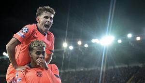 Penyerang Barcelona, Lamine Yamal (bawah) merayakan gol bersama gelandang Barcelona asal Spanyol, Fermin Lopez (atas) setelah mencetak gol penyeimbang 2-2 dalam pertandingan sepak bola hari ke-4 fase Liga Champions UEFA antara Club Brugge dan FC Barcelona di Stadion Jan Breydel, Bruges, pada 5 November 2025. (NICOLAS TUCAT / AFP)