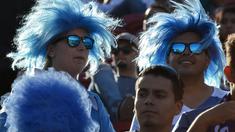 Aksi suporter Uruguay saat timnya menang 3-0 atas Jamaika dalam laga Grup C Copa America Centenario 2016 di Stadion Levis, California, AS, Selasa (14/6/2016) WIB. (AFP/Mark Ralston)