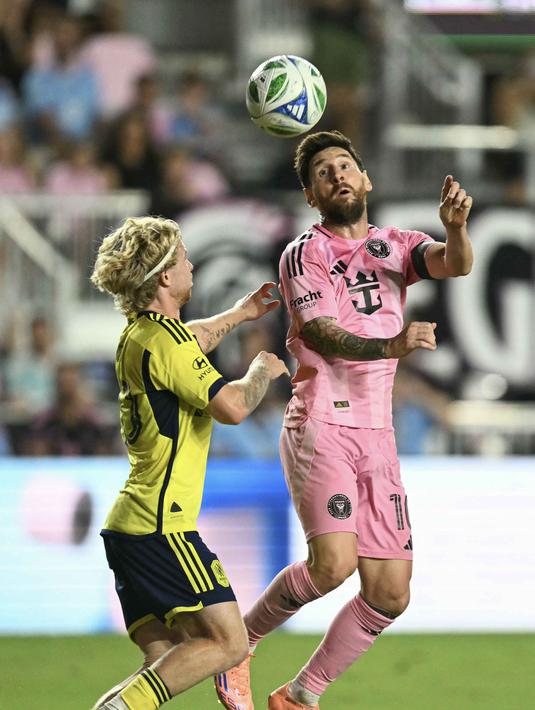 Di menit-menit awal, pertandingan yang digelar di Chase Stadium berjalan cukup sengit. (Chandan Khanna/AFP)