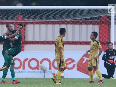 Pemain Persebaya merayakan gol David Aparecido Da Silva (kedua kiri) saat melawan Bhayangkara FC pada lanjutan Go-Jek Liga 1 Indonesia bersama Bukalapak di Lapangan PTIK, Jakarta, Rabu (11/7). Laga berakhir imbang. (Liputan6.com/Helmi Fthriansyah)