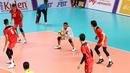 Pemain tim bola voli putra Indonesia, Fahreza Rakha malakukan passing saat menghadapi Filipina pada laga pertama Grup A cabor bola voli putra SEA Games 2023 di Olympic Complex Indoor Main Hall, Phnom Penh, Kamboja, Rabu (3/5/2023). Tim bola voli putra Indonesia menang 3-0 (25-18, 25-18, 25-23). (Bola.com/Abdul Aziz)