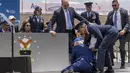 Presiden Joe Biden jatuh di atas panggung saat upacara wisuda Akademi Angkatan Udara Amerika Serikat 2023 di Falcon Stadium, Colorado, Kamis (1/6/2023). (AP Photo/Andrew Harnik)