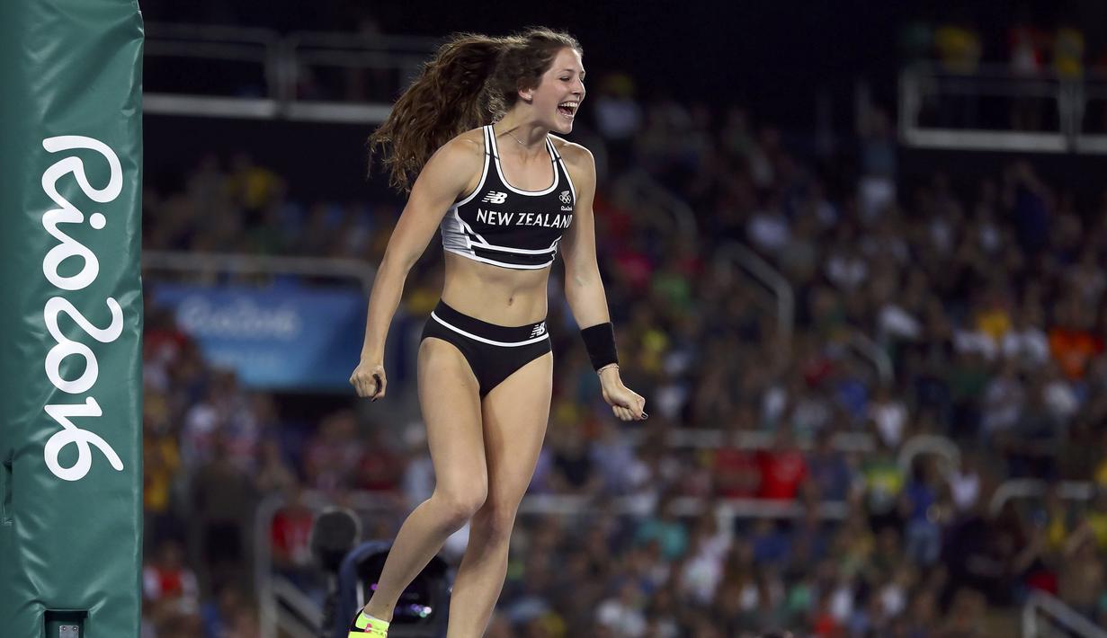 Ekspresi Eliza McCartney setelah berhasil melewati mistar pada final  Olimpiade Rio 2016 di Olimpic Stadium, Brasi, (20/8/2016). (REUTERS/Kai Pfaffenbach)