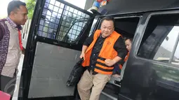 Eko Susilo Hadi keluar dari mobil tahan untuk menjalani pemeriksaan terkait kasus dugaan suap proyek pengadaan satelit monitoring di Bakamla tahun anggaran 2016, Jakarta, Jumat (13/1). (Liputan6.com/Helmi Afandi)