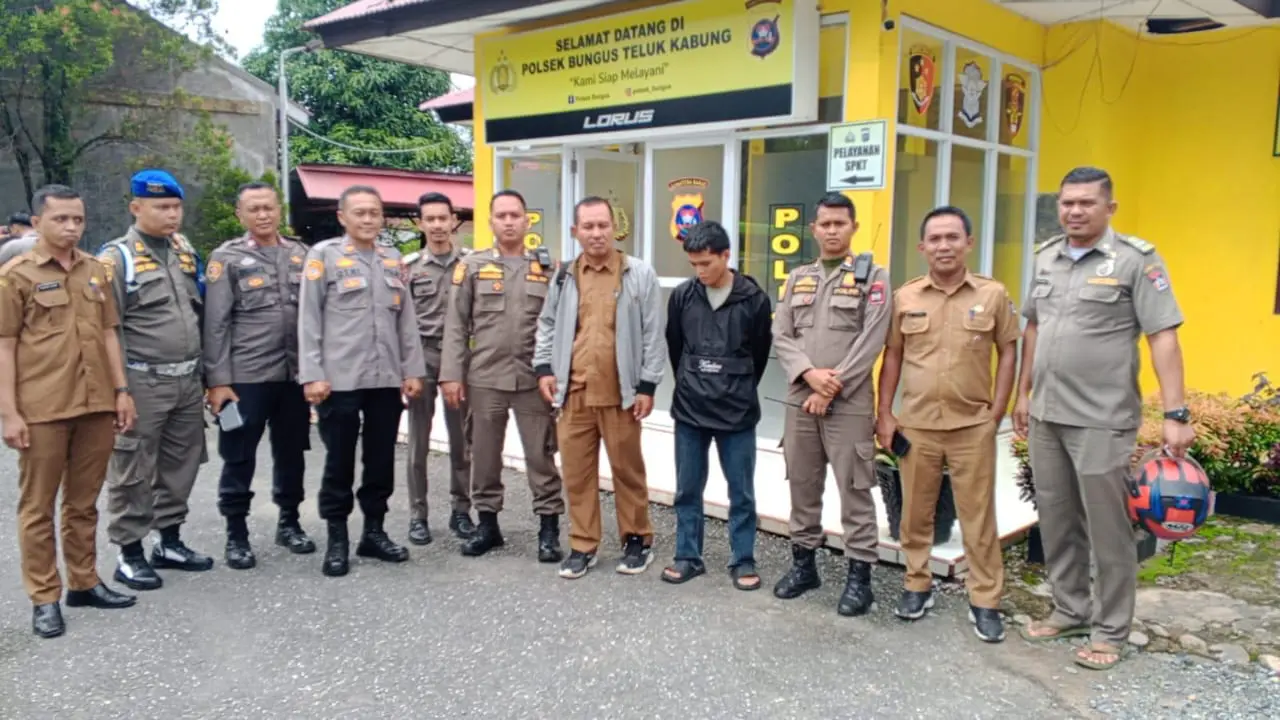 Guru SMA di Padang diduga mesum dengan sesama pria di dalam kamar mandi masjid. (Istimewa)