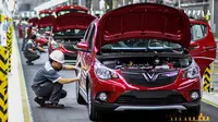 Pekerja merakit mobil di pabrik VinFast, Haiphong, Vietnam, Jumat (14/6/2019). VinFast merupakan produsen sekaligus mobil nasional (mobnas) asal Vietnam. (Manan VATSYAYANA/AFP)