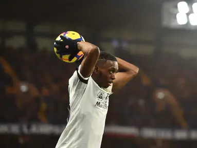 Aaron Wan-Bissaka resmi menjadi rekrutan perdana dari pelatih Manchester United, Ole Gunnar Solskjaer. (Photo by Glyn KIRK / AFP)