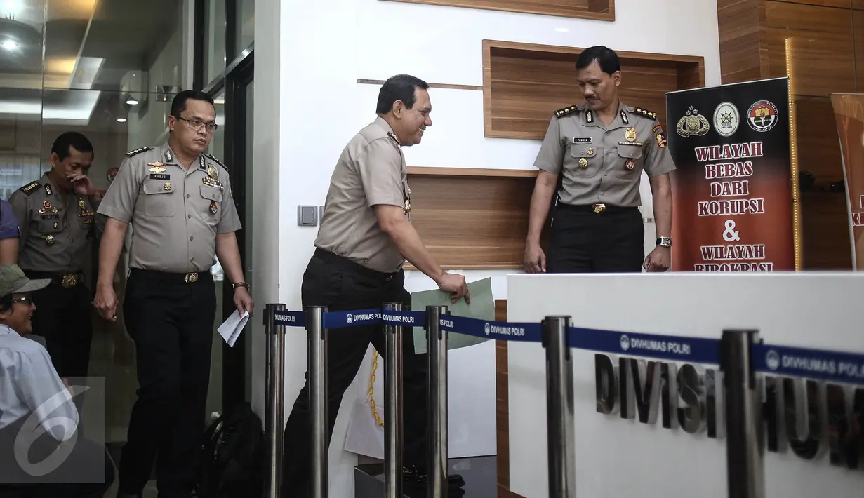 Kabagpenum Polri Brigjen Rikwanto bersiap memberi keterangan kepada awak media terkait penangkapan terduga teroris Jatiluhur di Humas Mabes Polri, Jakarta, Senin (26/12). (Liputan6.com/Faizal Fanani)