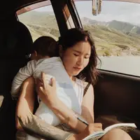 Sebuah potret menyusui yang diposting oleh putri presiden Kyrgyztan, menuai protes netizen dan dianggap sebagai hal vulgar. (Instagram/Aliya Shagieva)