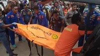Evakuasi jasad perempuan yang ditemukan di Pulau Komodo. (Foto: Lpiutan6.com/Ola Keda)
