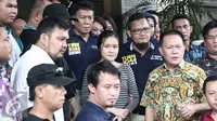 Jessica Kumala Wongso dikeluarkan usai polisi serahkan Jessica ke Kejaksaan Negeri Pusat, Jakarta, Jumat (27/5). Jessica akan ditempatkan di ruang masa pengenalan awal lingkungan (Mapenaling) Rutan Pondok Bambu. (Liputan6.com/Faizal Fanani)