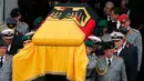 Tentara membawa peti jenazah mantan Kanselir Jerman Helmut Kohl saat upacara resmi militer usai requiem di katedral Speyer, Jerman (1/7). Helmut Kohl meninggal dunia pada usia 87 tahun. (AP Photo / Michael Probst )