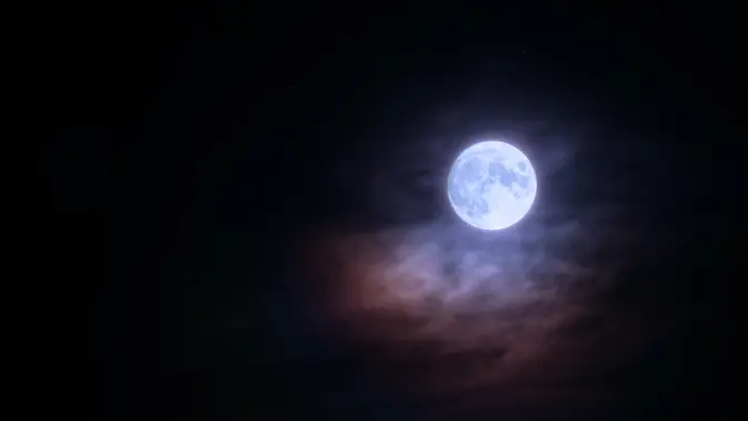 Ilustrasi super blue moon, bulan biru. (Photo by Daniele Levis Pelusi on Unsplash)