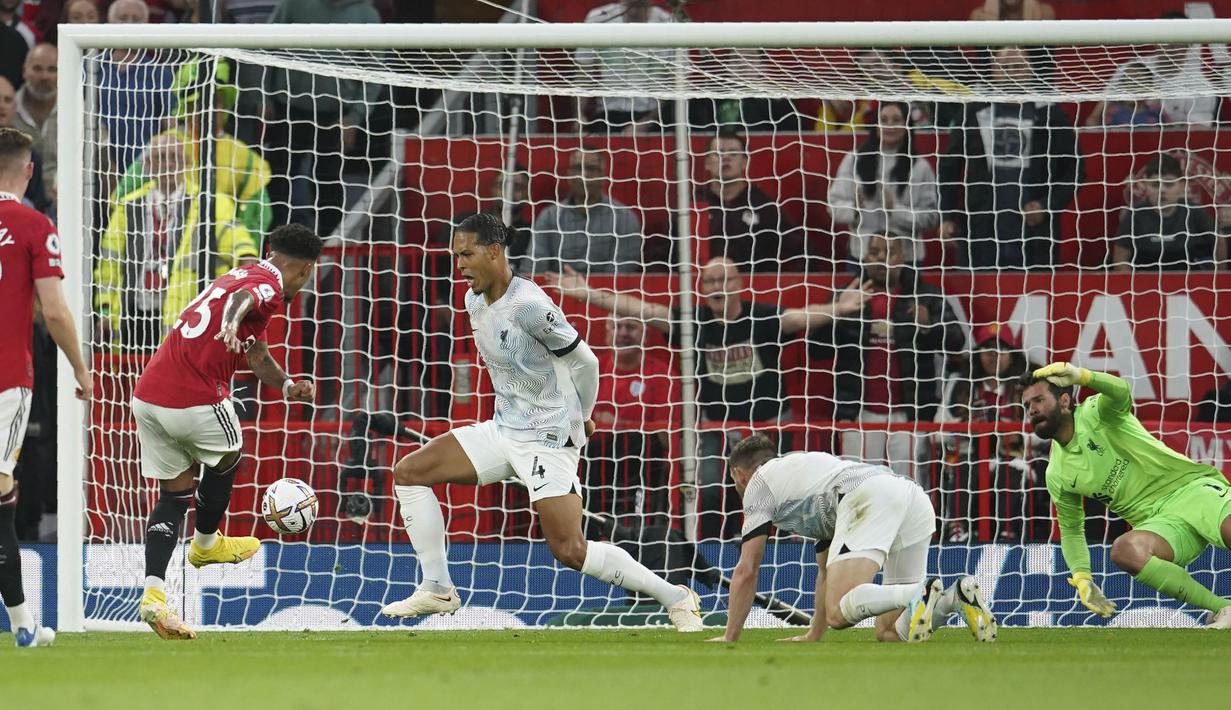 Berawal dari serangan cepat dari sisi kiri. Bola diteruskan Elanga ke Sancho yang berdiri di tengah kotak penalti lalu dengan tenang Sancho melepaskan tembakan mendatar akurat ke sudut kiri bawah.