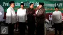 Ahok bersalaman dengan salah satu tokoh usai mengikuti Maulid Nabi Muhammad SAW 1438 H di kediaman Ketua umum PPP Djan Faridz, di Jakarta, Senin (12/12). Ahok menyampaikan permohonan maaf kepada umat Islam. (Liputan6.com/Johan Tallo)