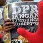 Sejumlah mahasiswa menggelar aksi unjuk rasa di depan Gedung DPR, Jakarta, Jumat (11/12). Mereka meminta pemerintah untuk menasonalisasi Freeport serta menolak revisi UU KPK. (Liputan6.com/Johan Tallo)