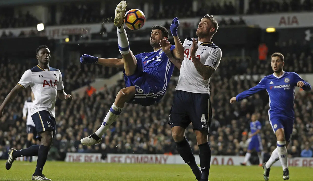 Striker Chelsea, Diego Costa, berusaha membobol gawang Tottenham. Total The Blues melakukan 11 tembakan sementara Tottenham melakukan percobaan sebanyak sembilan kali. (AFP/Adrian Dennis) 