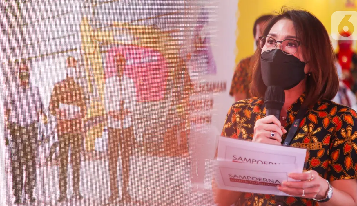 Presiden Joko Widodo berdialog melalui video conference dengan Perwakilan PT HM Sampoerna Tbk. (Sampoerna) Cicilia Tri Sulistyawati dalam acara Kick Off Vaksinasi Dosis Ketiga untuk Sektor Industri di Surabaya, Jawa Timur,(24/2/2022). (Liputan6.com/HO/Sampoerna)