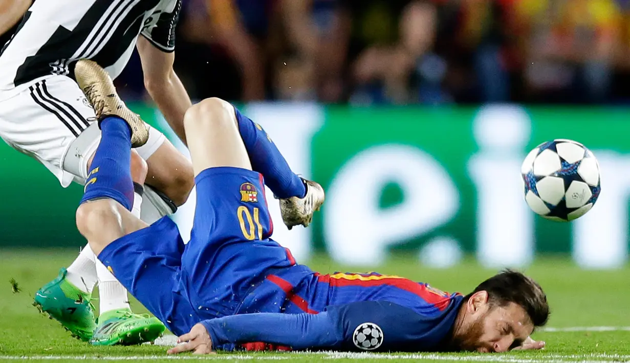 Lionel Messi terjatuh saat berbenturan dengan gelandang Juve, Miralem Pjanic dalam perempat final leg kedua Liga Champions 2017 di Camp Nou, Spanyol, Rabu (19/4). (AP Photo/ Manu Fernandez)