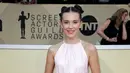 Millie Bobby Brown berpose di karpet merah ajang Screen Actors Guild (SAG) Awards di Los Angeles, Minggu (21/1). Bintang serial Stranger Things ini mengenakan gaun sequin warna pink dengan train panjang menyentuh lantai. (Frazer Harrison/GETTY IMAGES/AFP)