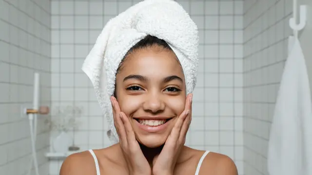 7 Ritual Malam Hari agar Wajah Glowing saat Bangun Tidur